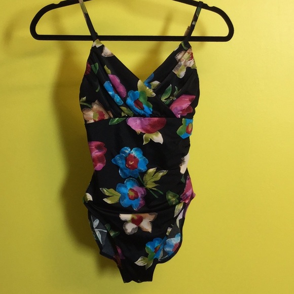 Newport News Other - SWIM Newport News 10 shape+swim floral swimsuit